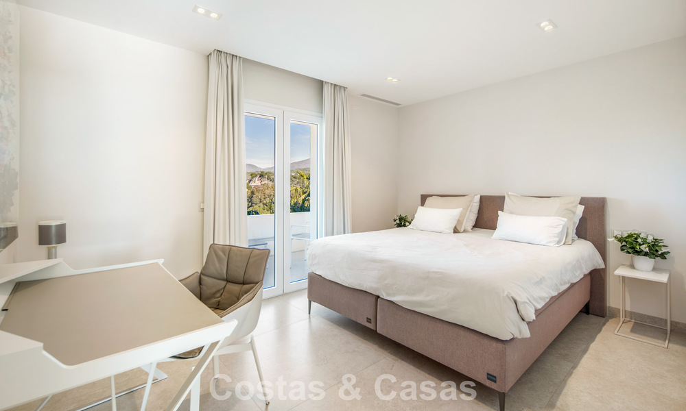 Exclusive duplex penthouse with a modern and light interior for sale in a gated complex on the Golden Mile, Marbella 796397