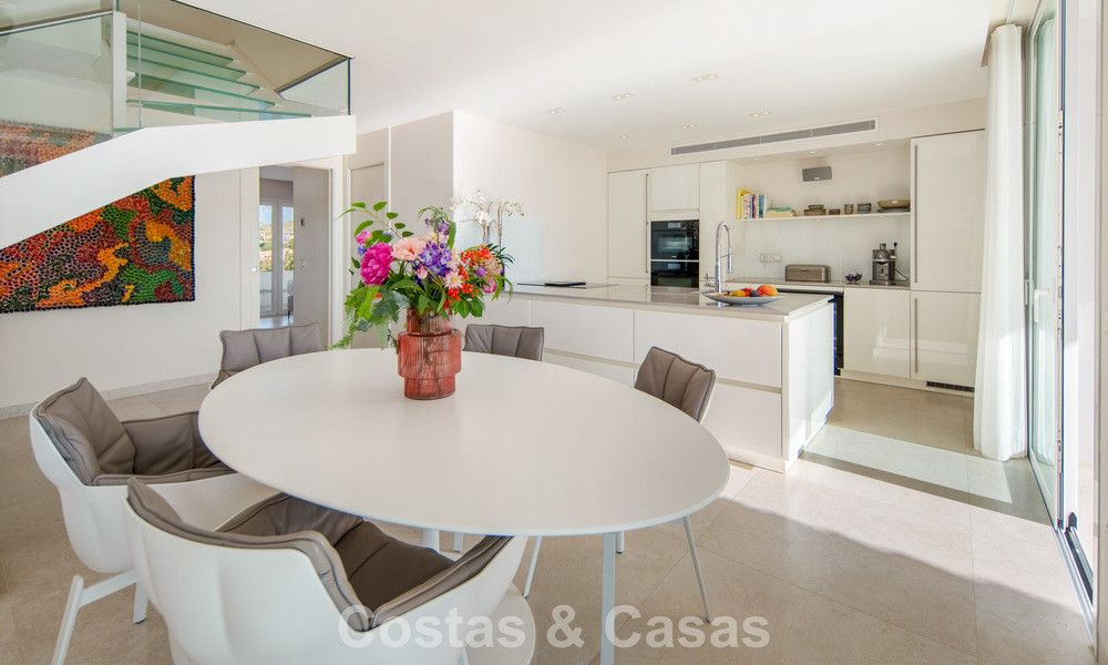 Exclusive duplex penthouse with a modern and light interior for sale in a gated complex on the Golden Mile, Marbella 796401