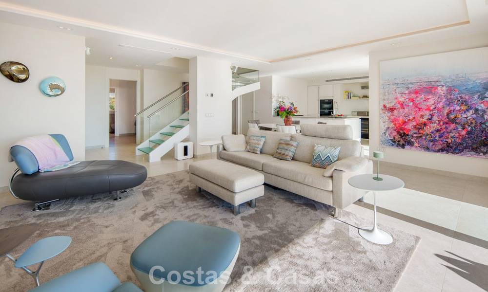 Exclusive duplex penthouse with a modern and light interior for sale in a gated complex on the Golden Mile, Marbella 796402