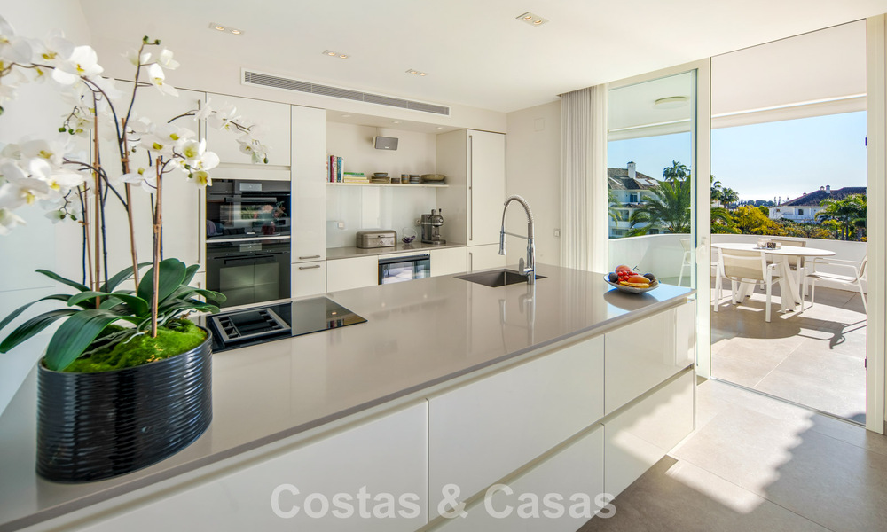 Exclusive duplex penthouse with a modern and light interior for sale in a gated complex on the Golden Mile, Marbella 796404