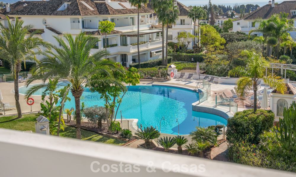 Exclusive duplex penthouse with a modern and light interior for sale in a gated complex on the Golden Mile, Marbella 796416