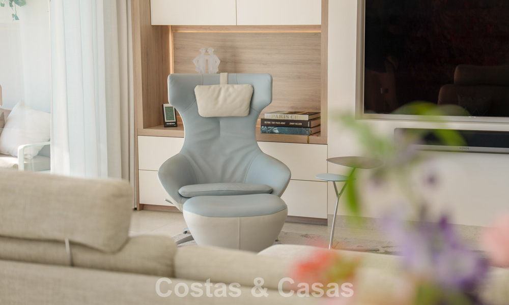 Exclusive duplex penthouse with a modern and light interior for sale in a gated complex on the Golden Mile, Marbella 796417