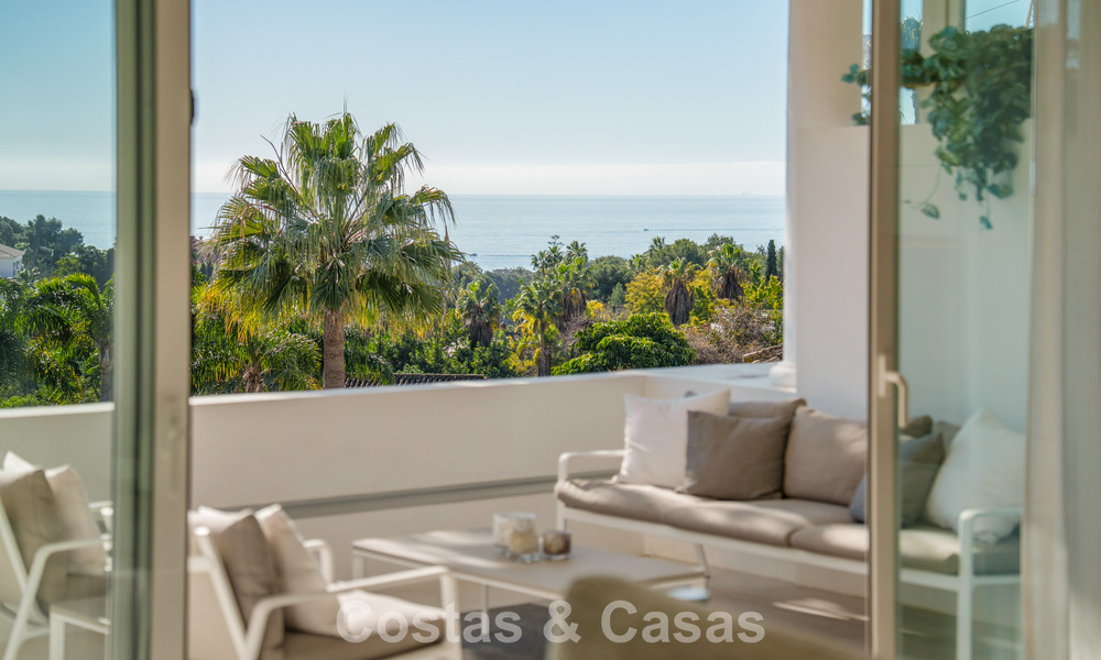 Exclusive duplex penthouse with a modern and light interior for sale in a gated complex on the Golden Mile, Marbella 796418