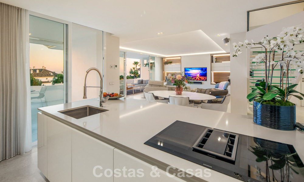 Exclusive duplex penthouse with a modern and light interior for sale in a gated complex on the Golden Mile, Marbella 796422