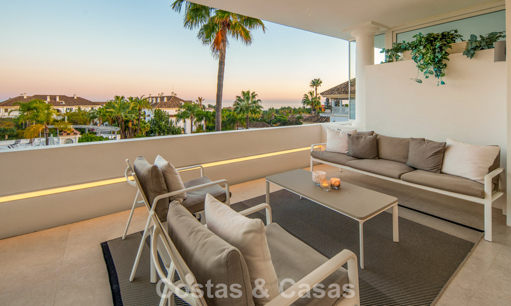 Exclusive duplex penthouse with a modern and light interior for sale in a gated complex on the Golden Mile, Marbella 796423
