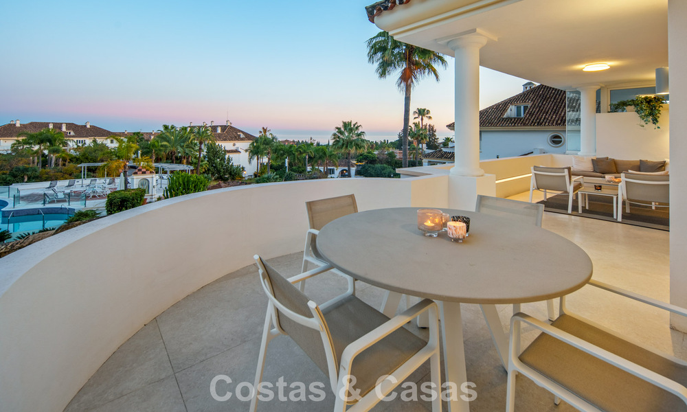 Exclusive duplex penthouse with a modern and light interior for sale in a gated complex on the Golden Mile, Marbella 796425