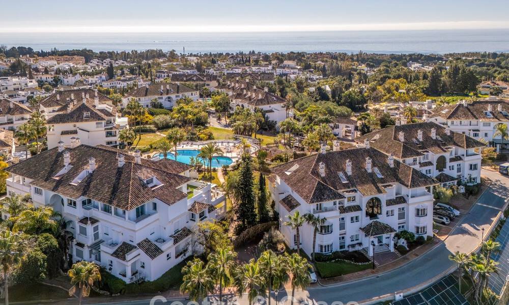 Exclusive duplex penthouse with a modern and light interior for sale in a gated complex on the Golden Mile, Marbella 796431