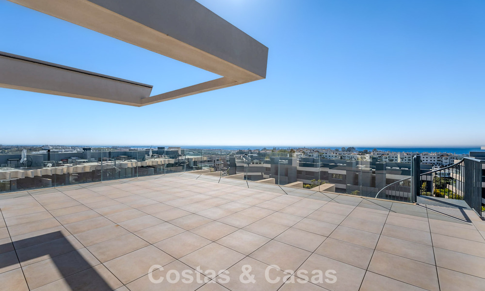 Contemporary penthouse with sea views from the rooftop terrace for sale on the New Golden Mile, between Marbella and Estepona 796602