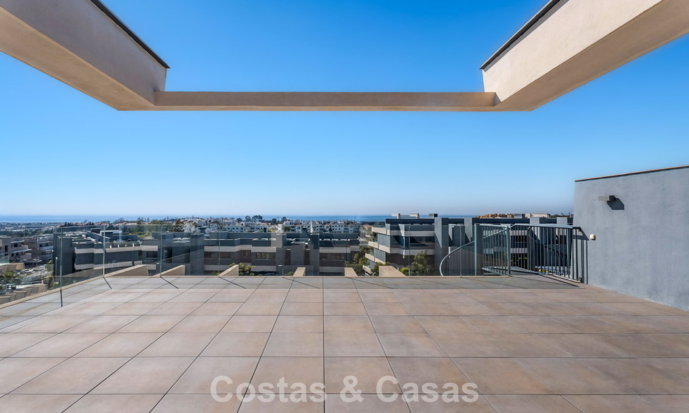Contemporary penthouse with sea views from the rooftop terrace for sale on the New Golden Mile, between Marbella and Estepona 796603
