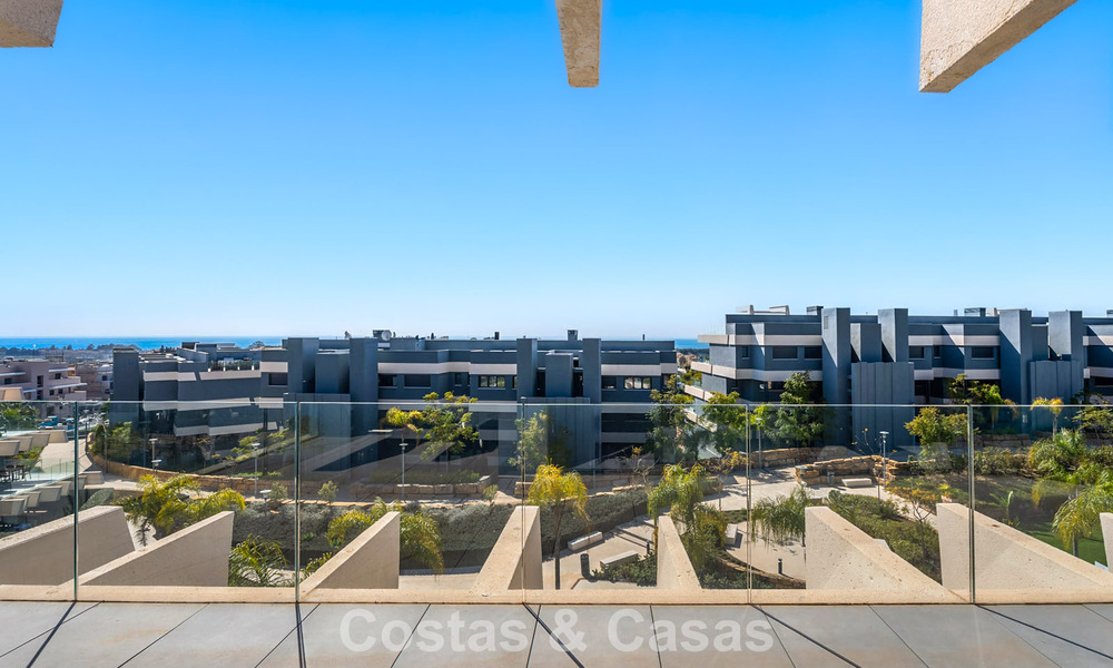 Contemporary penthouse with sea views from the rooftop terrace for sale on the New Golden Mile, between Marbella and Estepona 796606