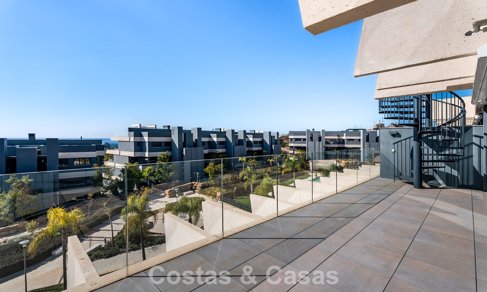 Contemporary penthouse with sea views from the rooftop terrace for sale on the New Golden Mile, between Marbella and Estepona 796612