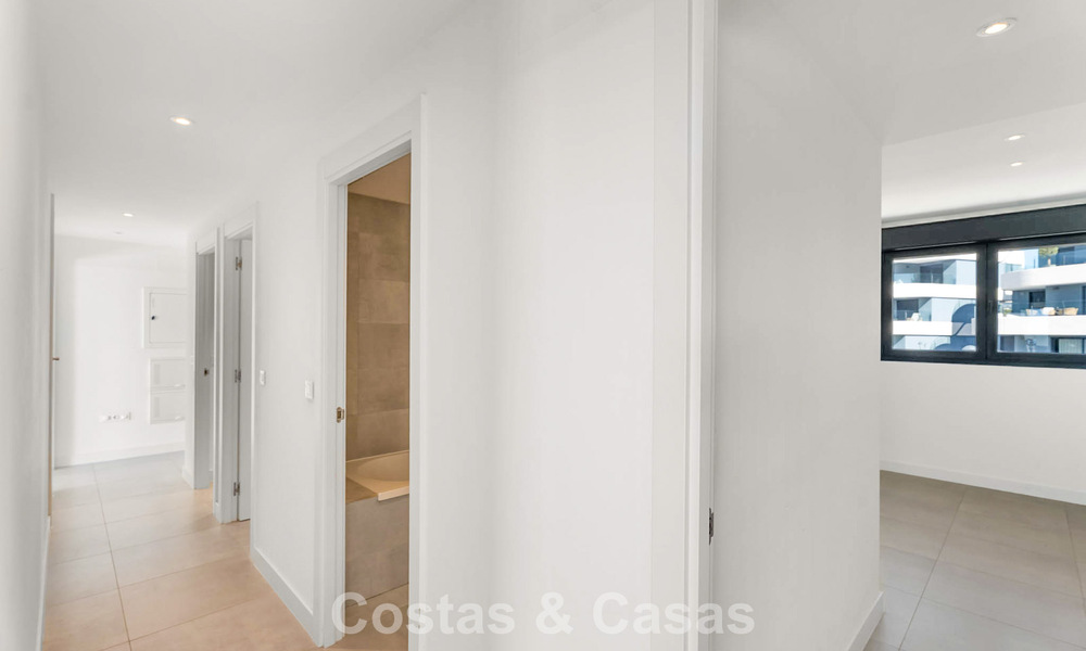 Contemporary penthouse with sea views from the rooftop terrace for sale on the New Golden Mile, between Marbella and Estepona 796617