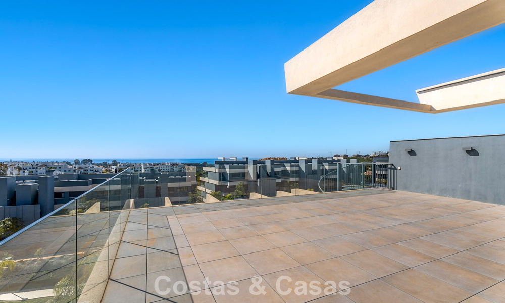 Contemporary penthouse with sea views from the rooftop terrace for sale on the New Golden Mile, between Marbella and Estepona 796621