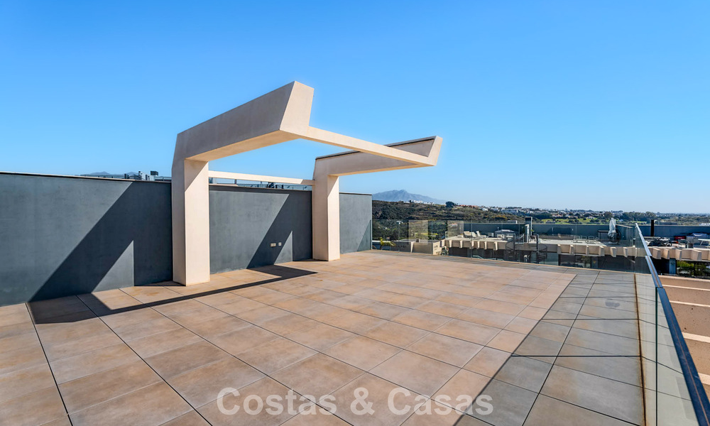 Contemporary penthouse with sea views from the rooftop terrace for sale on the New Golden Mile, between Marbella and Estepona 796622
