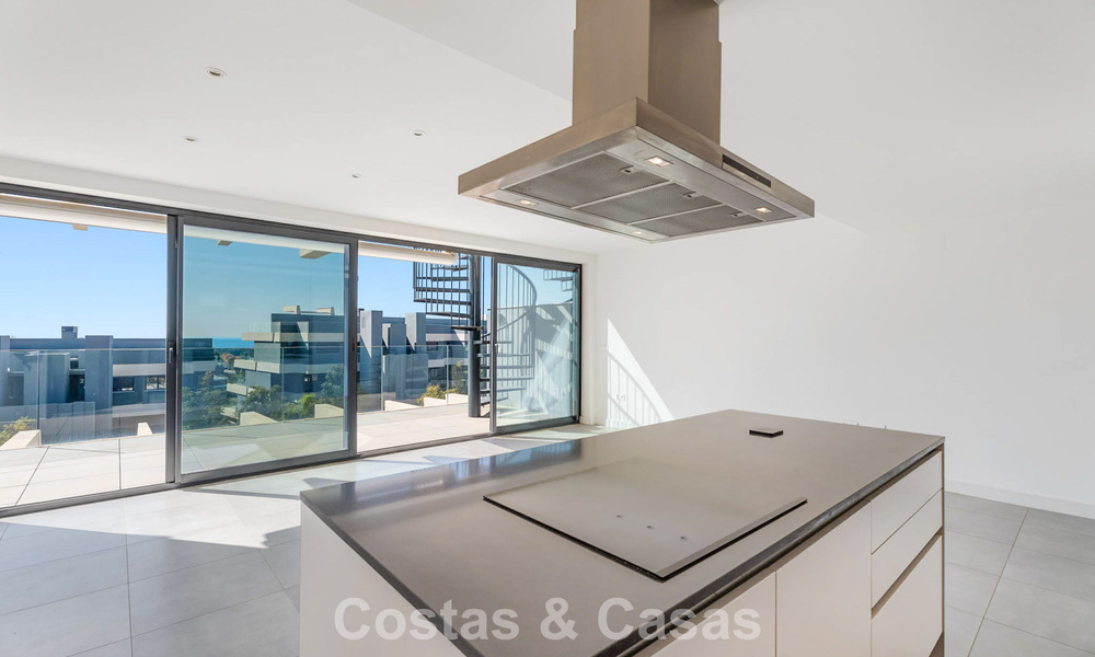 Contemporary penthouse with sea views from the rooftop terrace for sale on the New Golden Mile, between Marbella and Estepona 796625