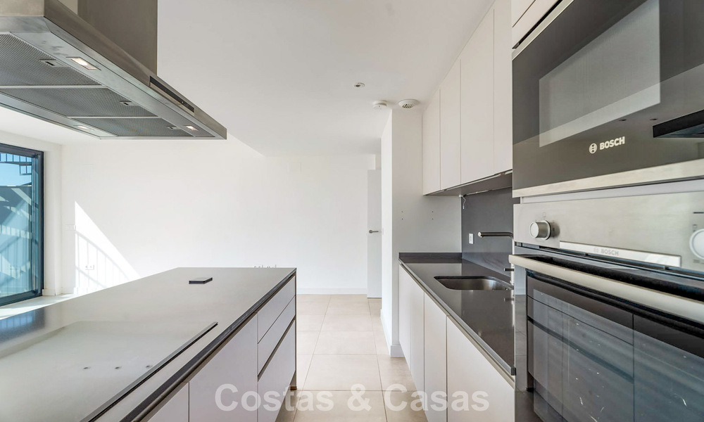 Contemporary penthouse with sea views from the rooftop terrace for sale on the New Golden Mile, between Marbella and Estepona 796626