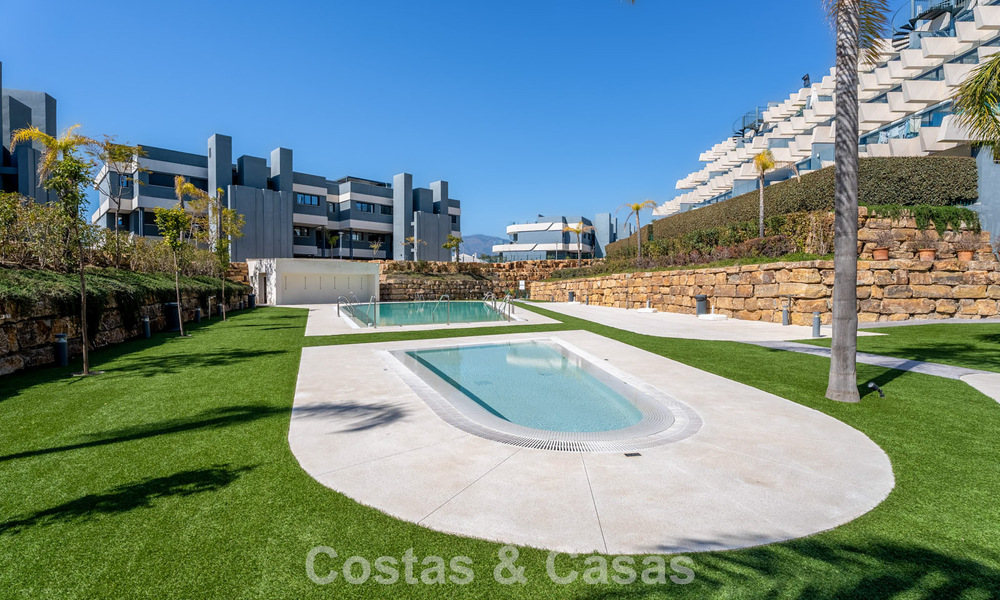 Contemporary penthouse with sea views from the rooftop terrace for sale on the New Golden Mile, between Marbella and Estepona 796627