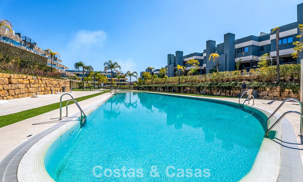 Contemporary penthouse with sea views from the rooftop terrace for sale on the New Golden Mile, between Marbella and Estepona 796628