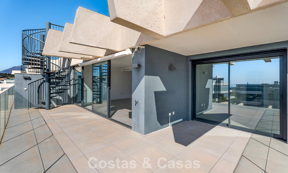Contemporary penthouse with sea views from the rooftop terrace for sale on the New Golden Mile, between Marbella and Estepona 796637