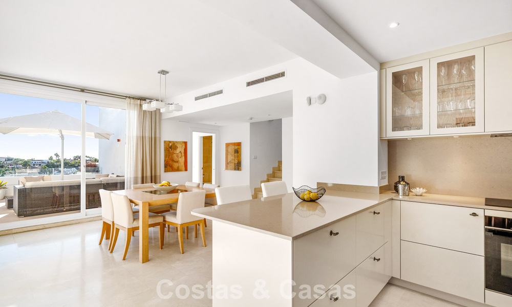 Luxurious duplex penthouse for sale in a gated complex in nueva andalucía’s golf valley, Marbella 796739