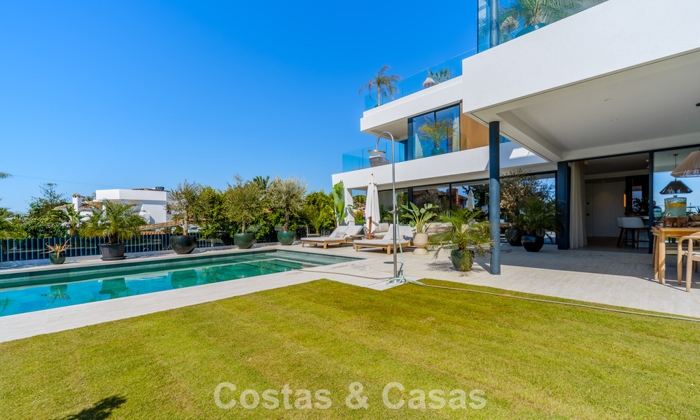 Exclusive, modern luxury villa for sale within walking distance to the beach in Eastern Marbella 796878