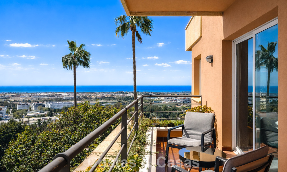 Spacious apartment with panoramic golf and sea views for sale in Nueva Andalucía, Marbella 796926