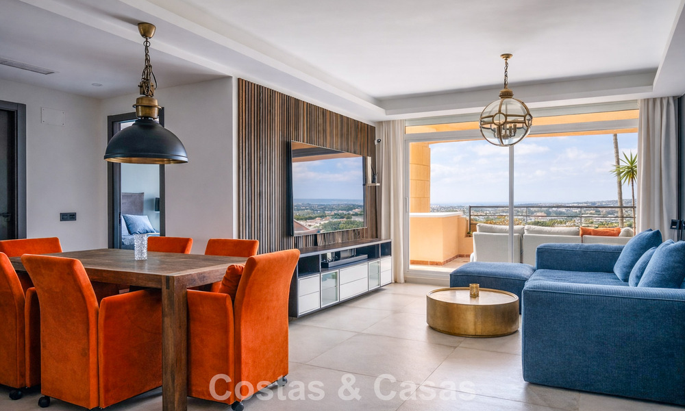 Spacious apartment with panoramic golf and sea views for sale in Nueva Andalucía, Marbella 796928