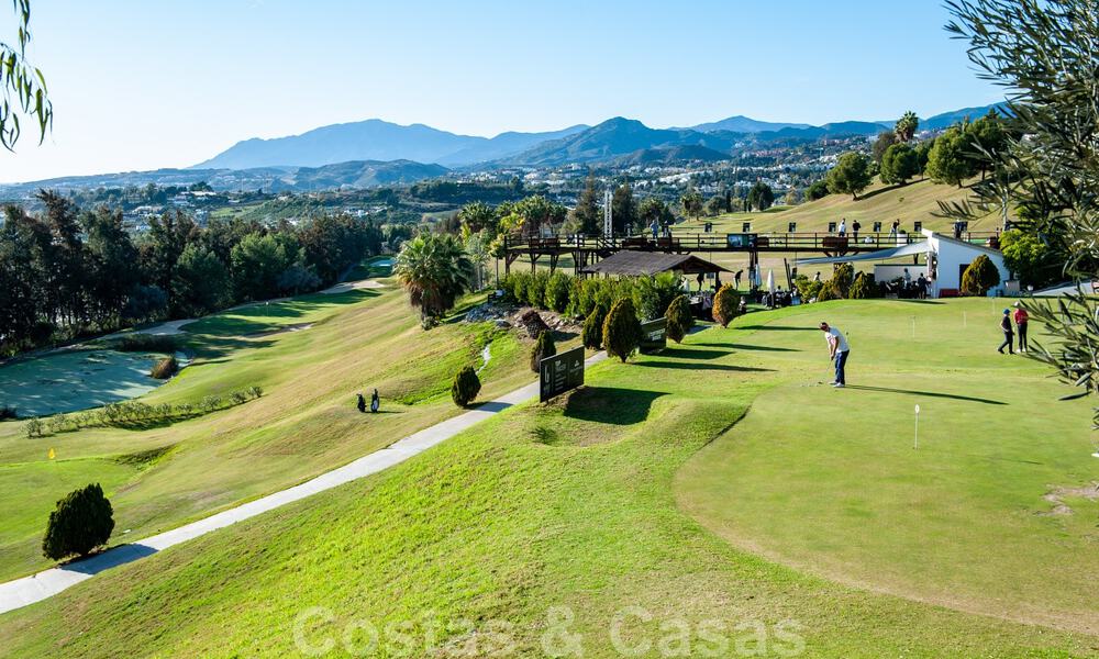Spacious apartment with panoramic golf and sea views for sale in Nueva Andalucía, Marbella 796956