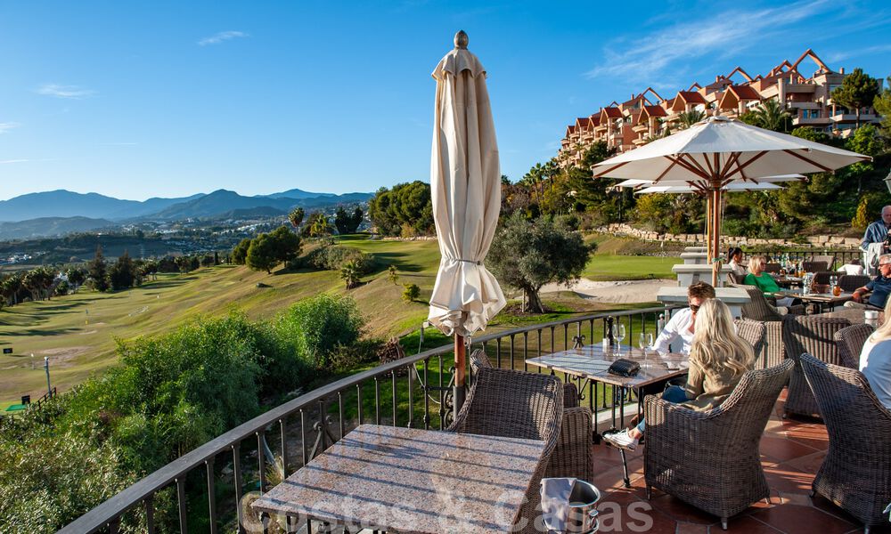 Spacious apartment with panoramic golf and sea views for sale in Nueva Andalucía, Marbella 796958