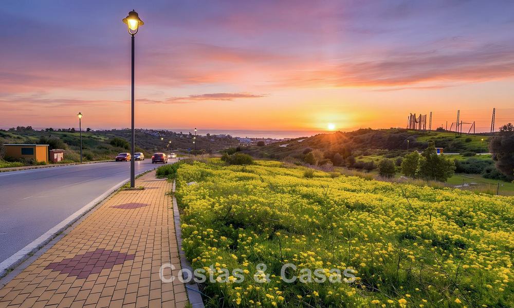 Modern newly built villas for sale frontline golf, close to Estepona town centre 796968