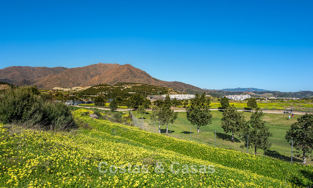 Modern newly built villas for sale frontline golf, close to Estepona town centre 796971