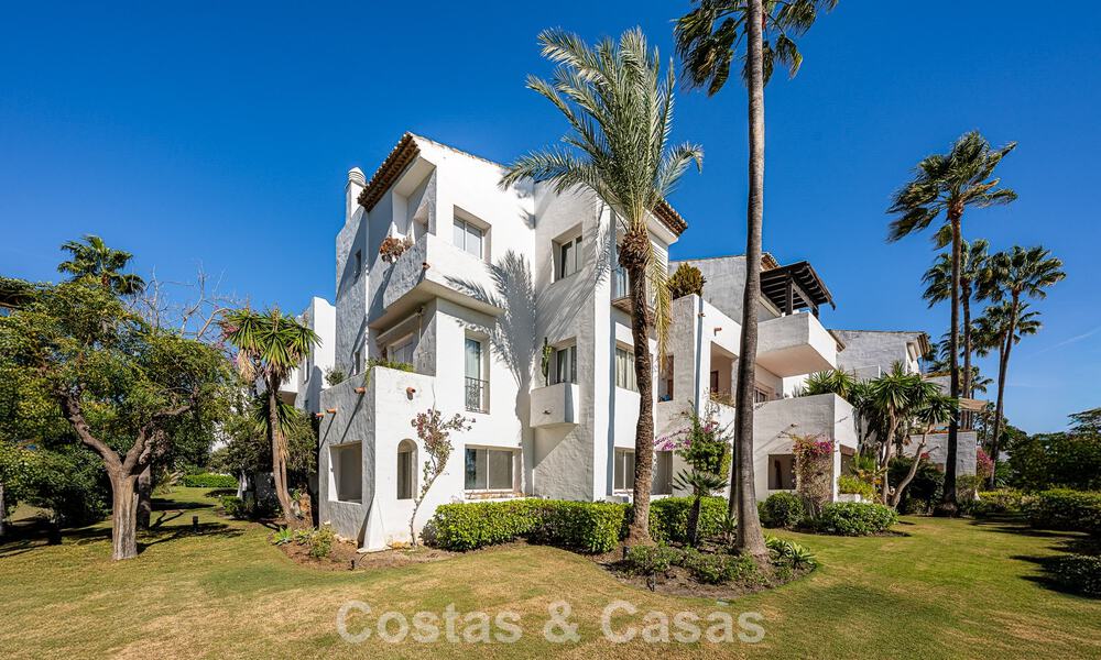 Elegant renovated apartment for sale within walking distance of the beach on the New Golden Mile between Marbella and Estepona 797236