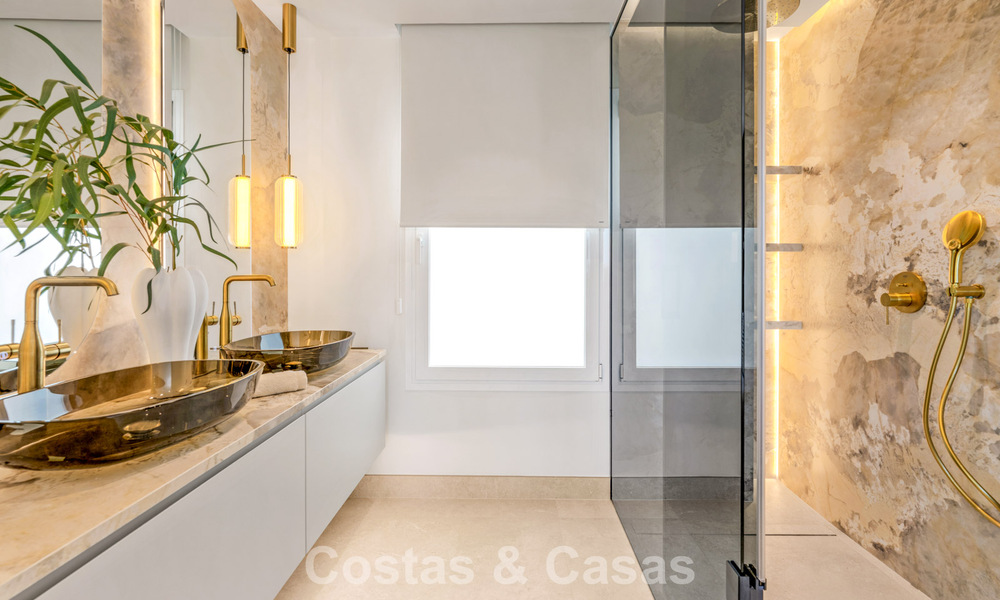 Elegant renovated apartment for sale within walking distance of the beach on the New Golden Mile between Marbella and Estepona 797254