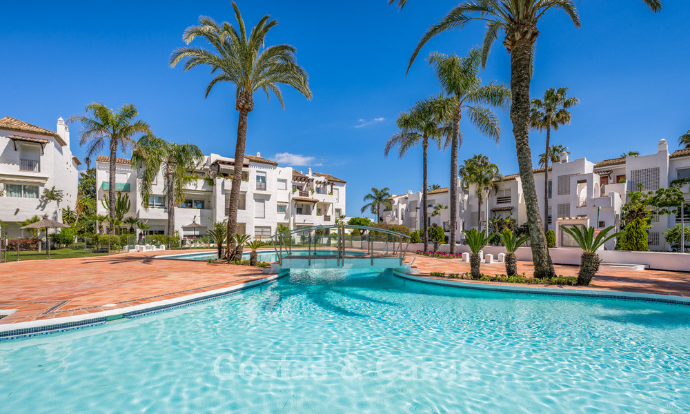 Elegant renovated apartment for sale within walking distance of the beach on the New Golden Mile between Marbella and Estepona 797257