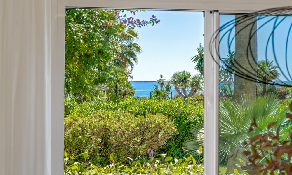 Elegant renovated apartment for sale within walking distance of the beach on the New Golden Mile between Marbella and Estepona 797258