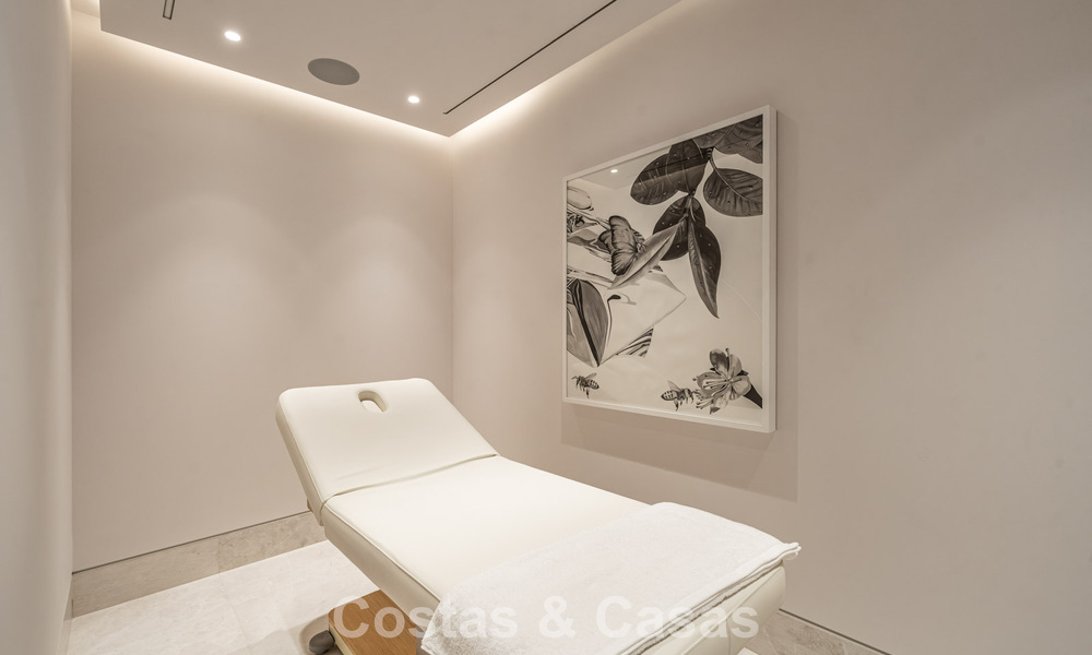 Sophisticated luxury villa for sale in an exclusive, peaceful gated community on Marbella’s Golden Mile 798024