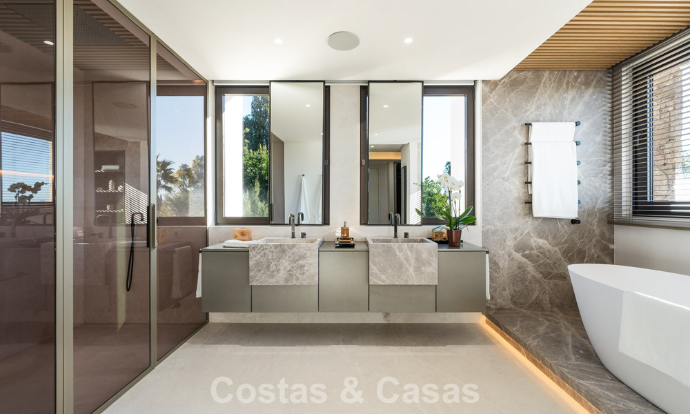 Sophisticated luxury villa for sale in an exclusive, peaceful gated community on Marbella’s Golden Mile 798031