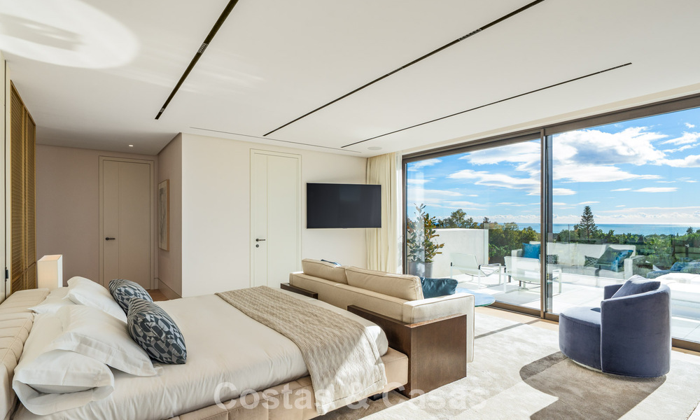 Sophisticated luxury villa for sale in an exclusive, peaceful gated community on Marbella’s Golden Mile 798037