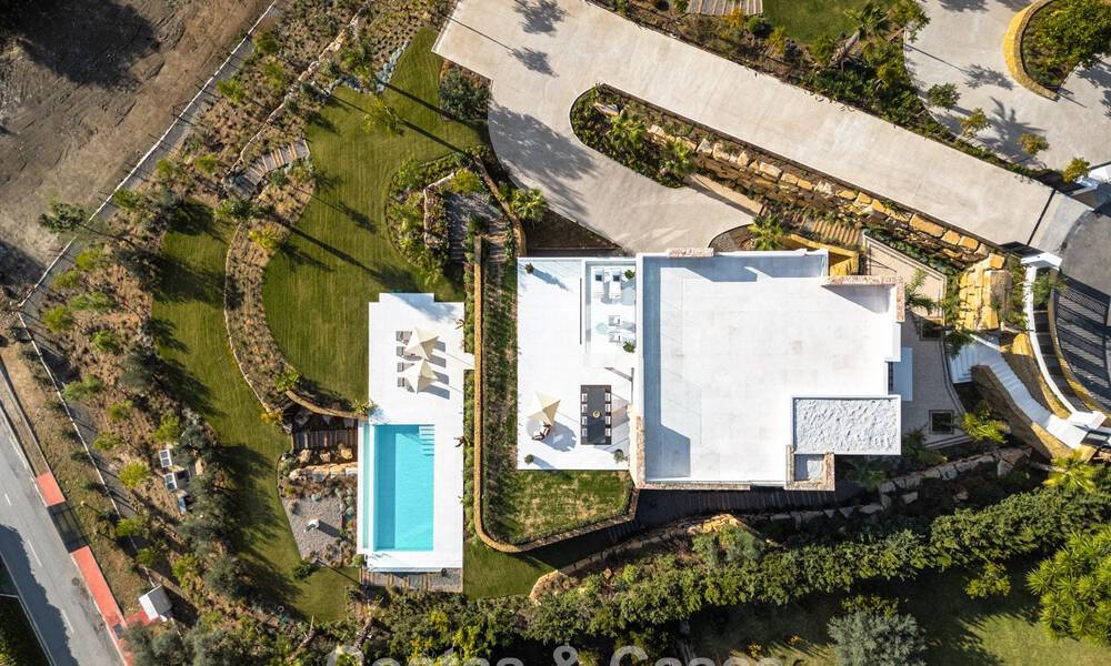 Sophisticated luxury villa for sale in an exclusive, peaceful gated community on Marbella’s Golden Mile 798041