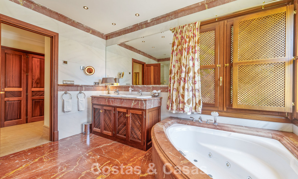 Remarkable Spanish luxury villa with sea view for sale in a green oasis on Marbella’s Golden Mile 798184