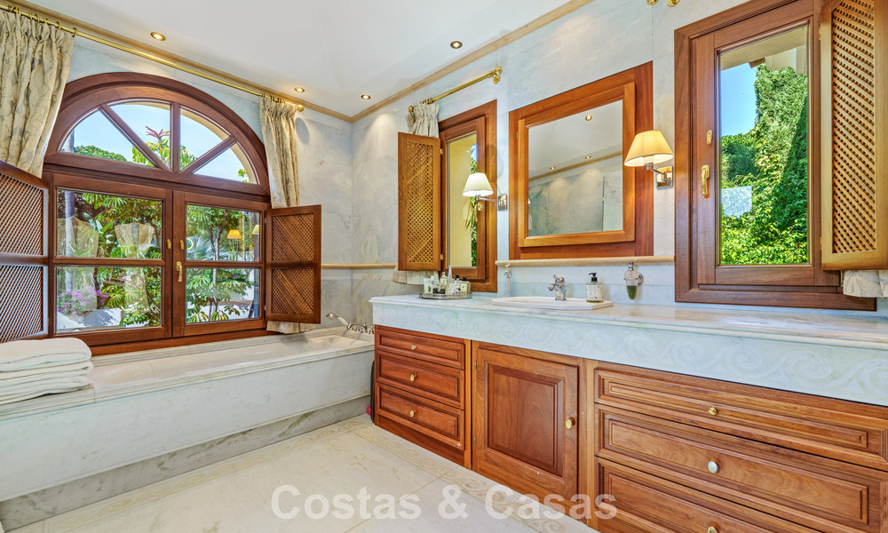 Remarkable Spanish luxury villa with sea view for sale in a green oasis on Marbella’s Golden Mile 798189