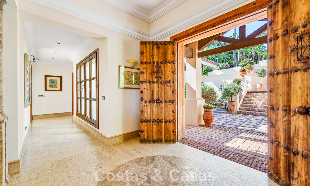 Remarkable Spanish luxury villa with sea view for sale in a green oasis on Marbella’s Golden Mile 798198