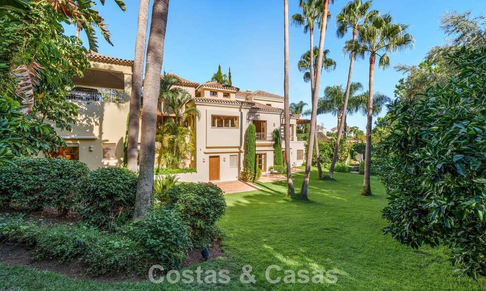 Remarkable Spanish luxury villa with sea view for sale in a green oasis on Marbella’s Golden Mile 798211
