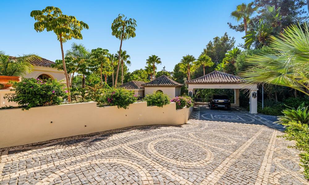 Remarkable Spanish luxury villa with sea view for sale in a green oasis on Marbella’s Golden Mile 798212