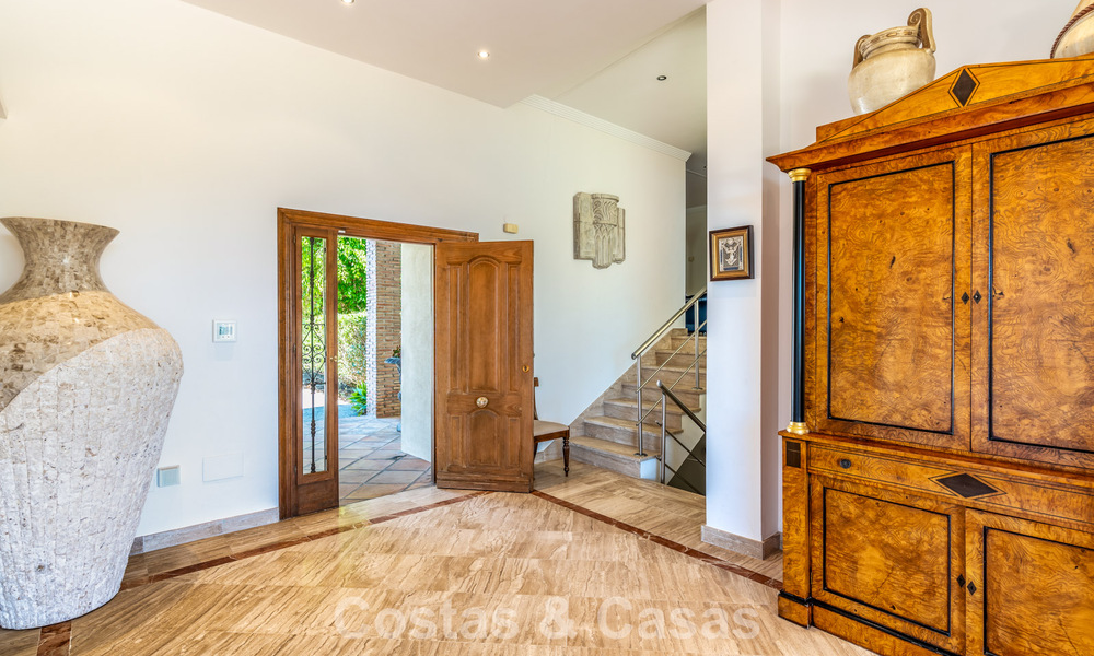 Exclusive Mediterranean-style villa for sale on a spacious plot in Marbella - Benahavís 797054