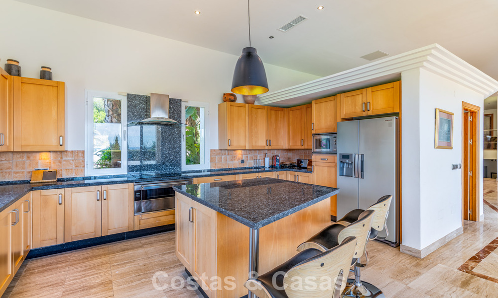 Exclusive Mediterranean-style villa for sale on a spacious plot in Marbella - Benahavís 797056