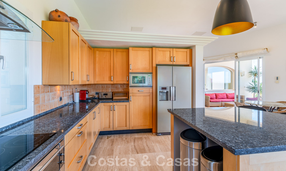 Exclusive Mediterranean-style villa for sale on a spacious plot in Marbella - Benahavís 797057