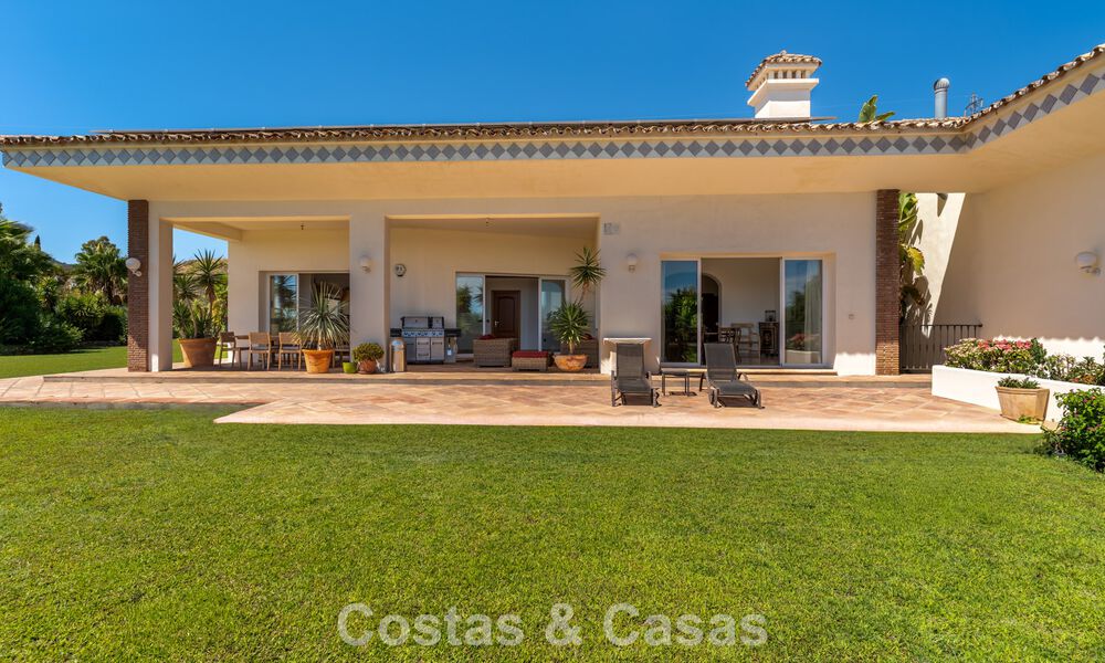 Exclusive Mediterranean-style villa for sale on a spacious plot in Marbella - Benahavís 797059