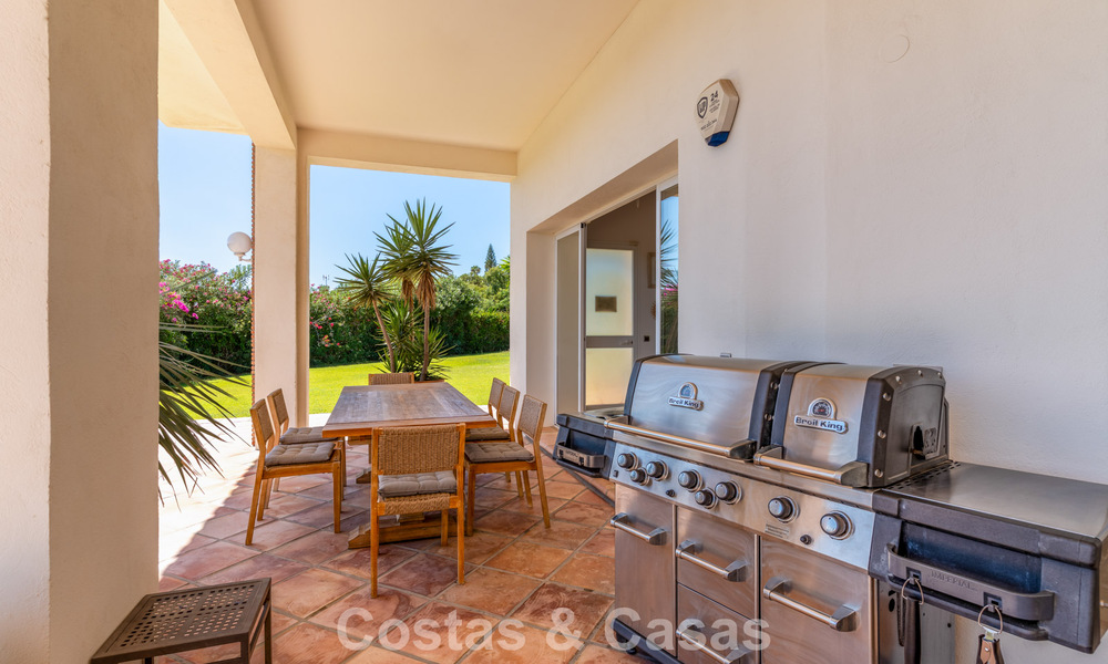 Exclusive Mediterranean-style villa for sale on a spacious plot in Marbella - Benahavís 797060