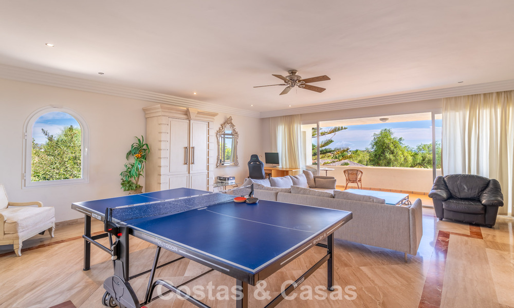 Exclusive Mediterranean-style villa for sale on a spacious plot in Marbella - Benahavís 797062